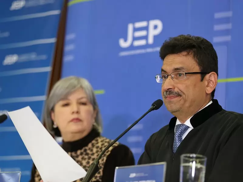 Patricia Linares, presidente de la JEP Y Jesús Ángel Bobadilla, Magistrado Patricia Linares, presidente de la JEP Y Jesús Ángel Bobadilla, Magistrado
