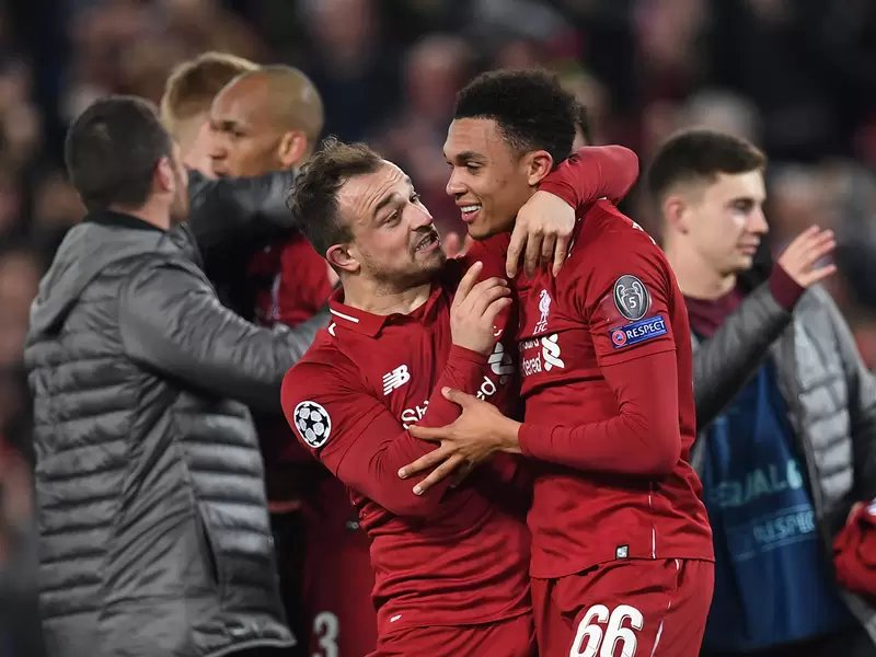 Xherdan Shaqiri felicitando a Alexander-Arnold luego de eliminar a Barcelona de la Champions