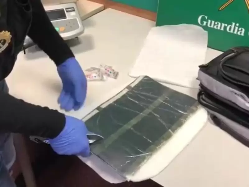 Momento en que es descubierta la droga que llevaba funcionario de Avianca