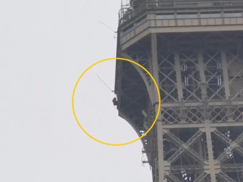 Cierra Torre Eiffel por hombre escalando