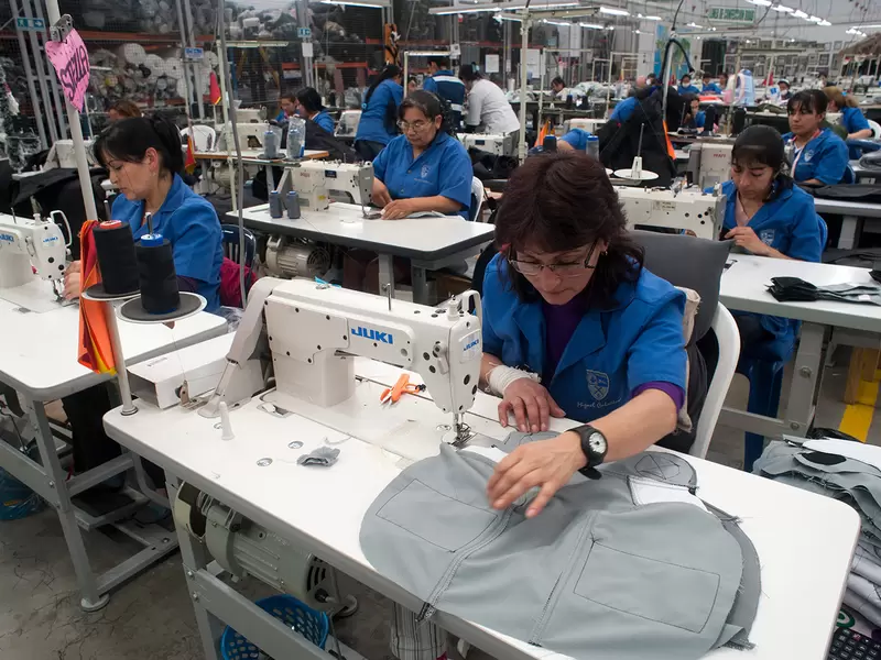 Empleados colombianos trabajando en una fábrica, en Bogotá