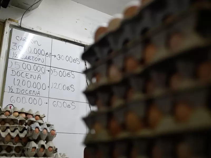 Una caja de cartón de huevos puesta en venta en un supermercado de Chacao, en Caracas