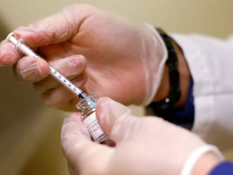 Enfermeros atienden a pacientes COVID