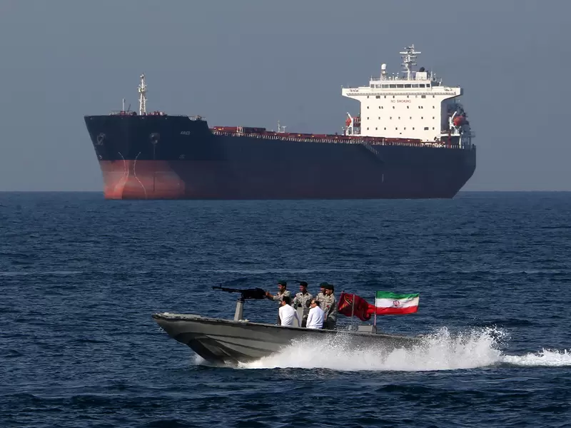 Soldados iraníes conmemorando el "Día Nacional del Golfo Pérsico" en el Estrecho de Ormuz, el 30 de abril de 2019