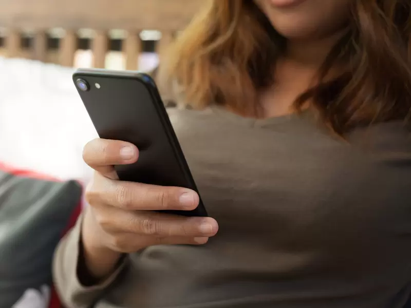 Mujer usando celular