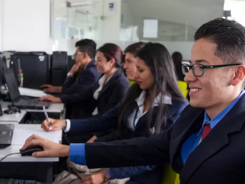 Jóvenes tienen dificultades para conseguir su primer empleo.