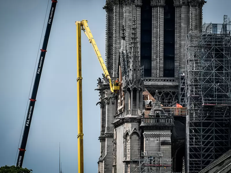 Empleados en la zona de Notre Dame, en París, que se incendieraron el 15 de abril de 2019