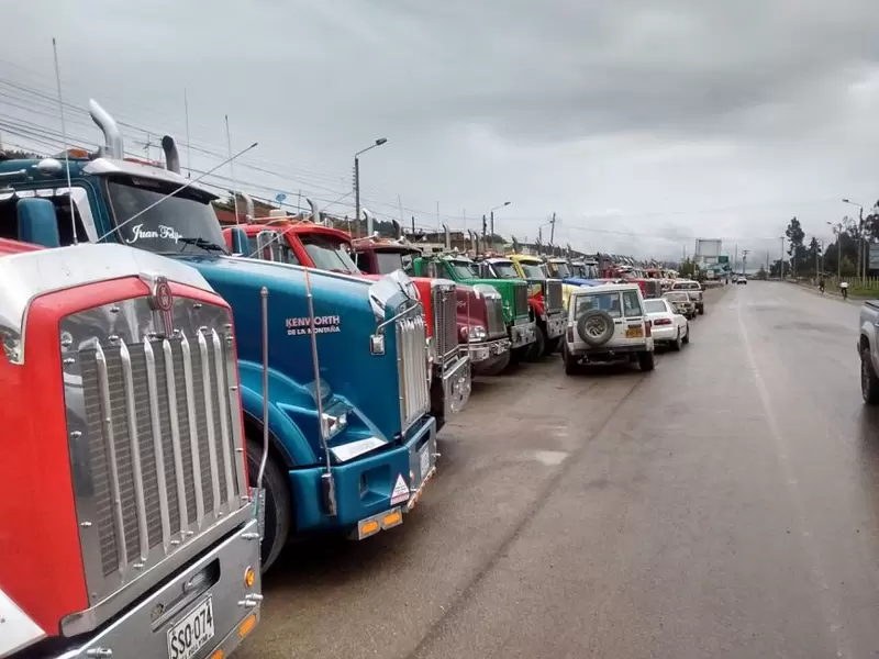 Camioneros divididos en el paro transportador de carga.