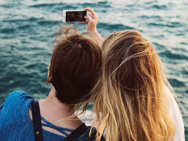 amigas tomándose una selfie