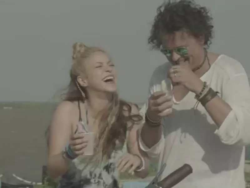 Shakira y Carlos Vives en el video de la canción de 'La bicicleta' Shakira y Carlos Vives en el video de la canción de 'La bicicleta'