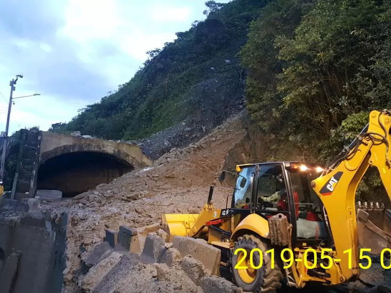 Cerrada la vía al Llano por derrumbes