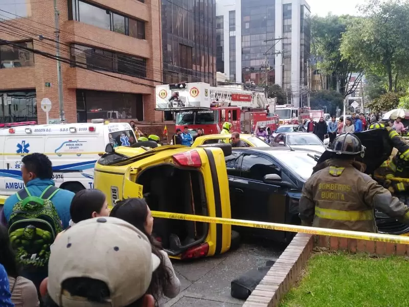 Choque entre taxi y vehículo particular deja varios heridos