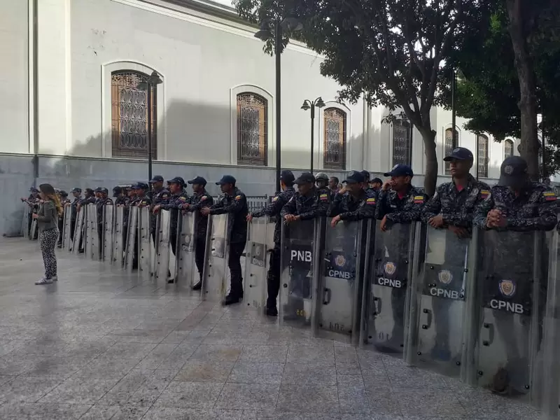 GNB rodea Asamblea venezolana por alerta de bomba