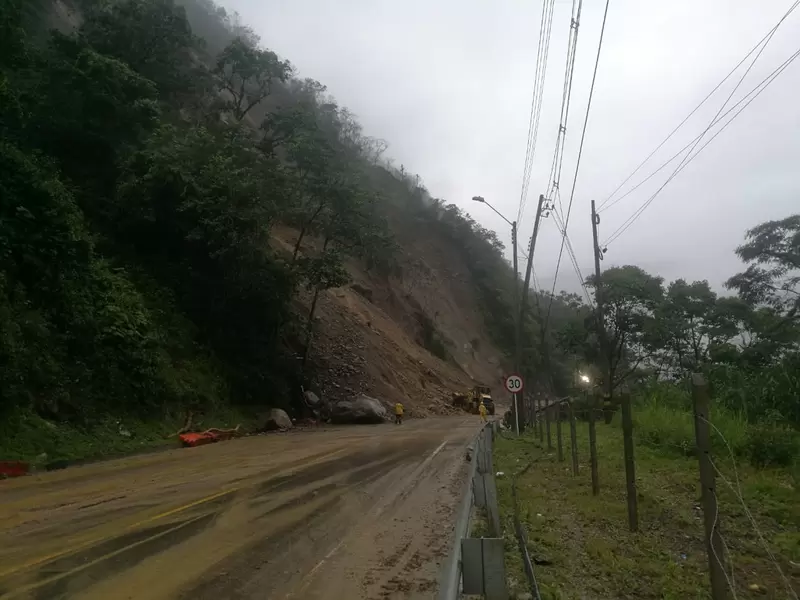 Derrumbes sobre la vía Bogotá - Villavicencio