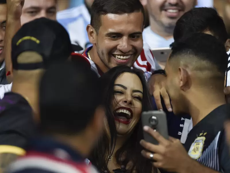 Larissa Riquelme rodeada de fanáticos Larissa Riquelme rodeada de fanáticos