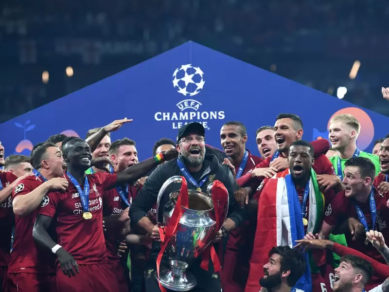 Jurgen Klopp, levantando su primera UEFA Champions League Jurgen Klopp levantando su primera UEFA Champions League