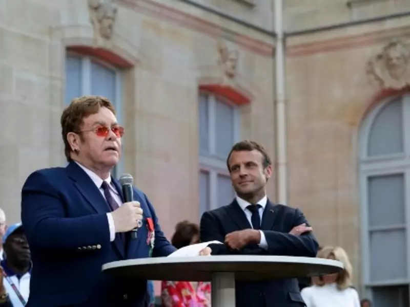 Elton John y Emmanuel Macron