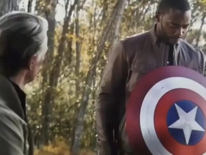 El Capitán América le entrega su escudo a Falcon en Avengers: Endgame El Capitán América le entrega su escudo a Falcon en Avengers: Endgame