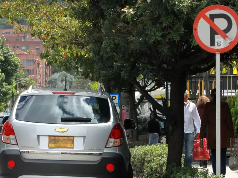Hay constantes choques entre ciudadanos y agentes por la falta de señalización del prohibido parquear y los comparendos. Hay constantes choques entre ciudadanos y agentes por la falta de señalización del prohibido parquear y los comparendos.