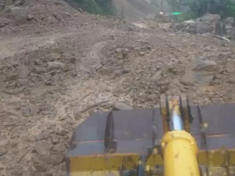 Trabajos en la vía al Llano Trabajos en la vía al Llano