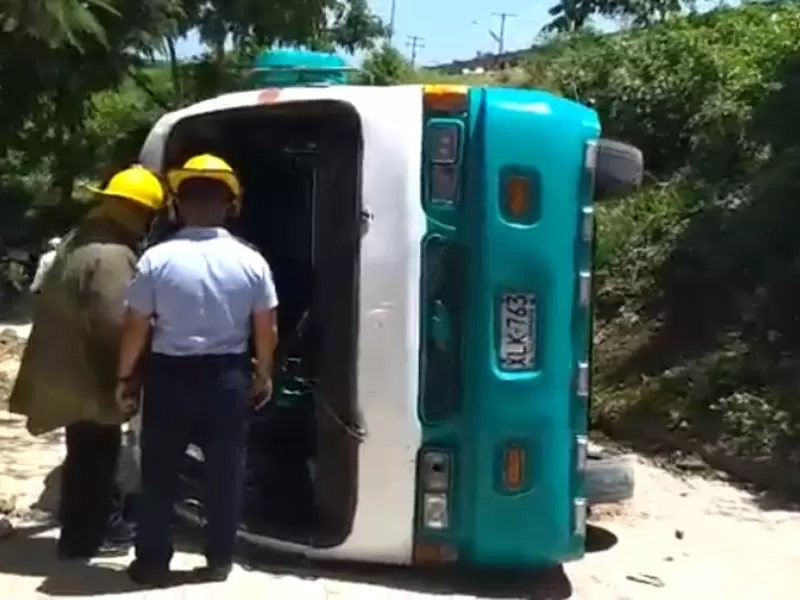 Menores heridos tras accidente de bus escolar