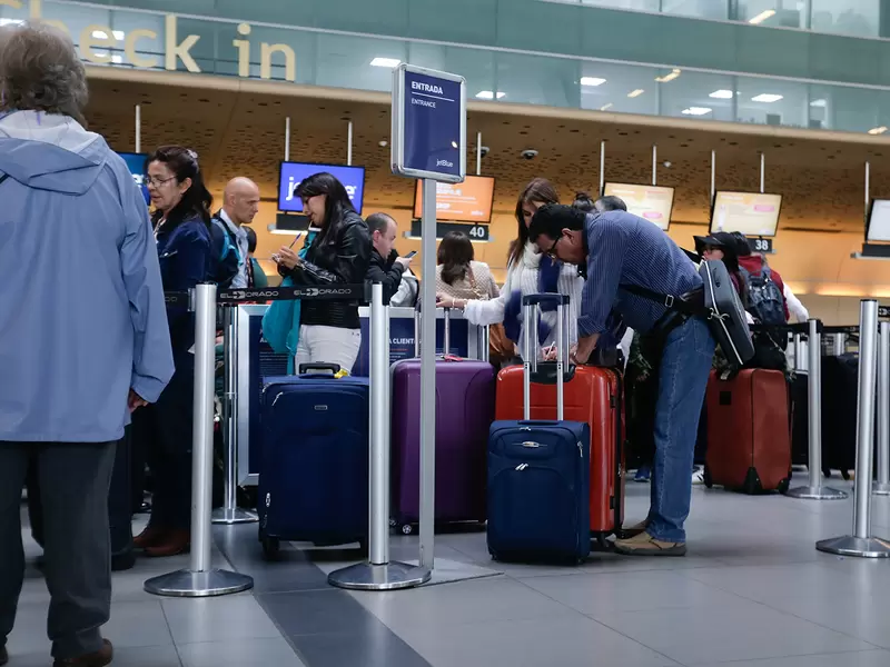 Viajeros en el Aeropuerto El Dorado, en Bogotá