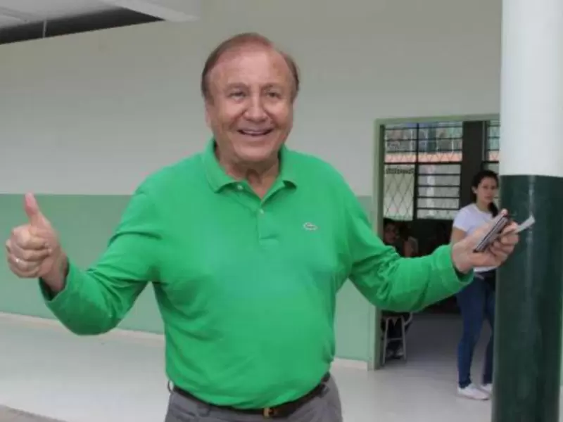 El anuncio lo dio luego de ser reintegrado a su cargo por tercera vez.