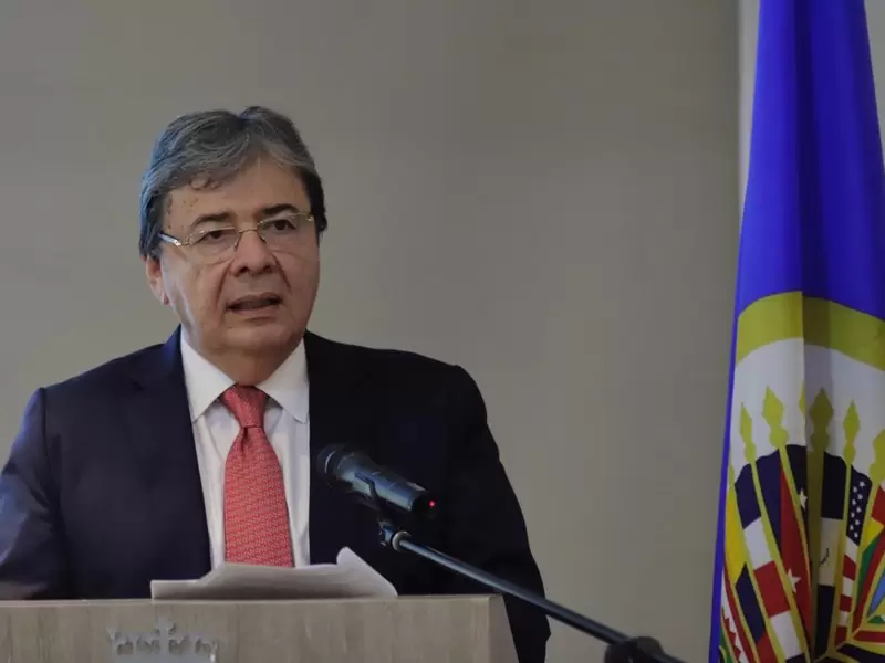 Carlos Holmes Trujillo.
