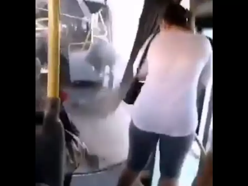 Bus articulado se separó en dos