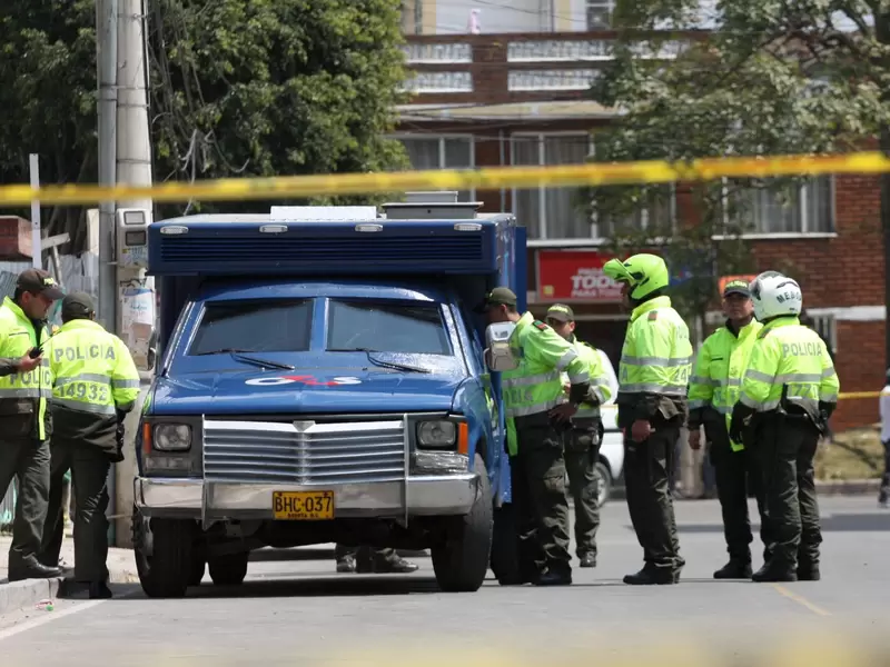 Se investiga el asalto al carro de valores. Se investiga el asalto al carro de valores.