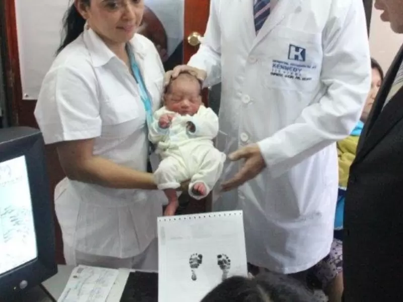 El apellido de la madre podría ir primero que el del padre