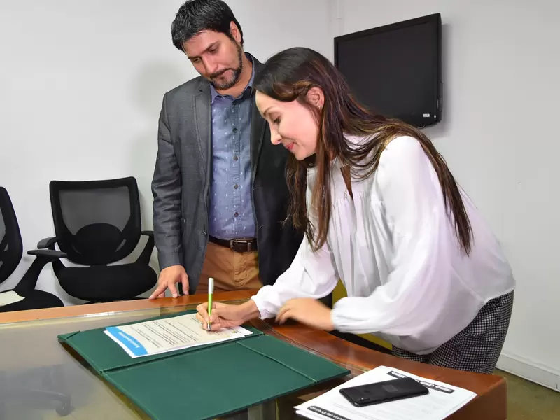 El vicepresidente de Mineros S.A., Santiago Cardona, y la directora de Corantioquia, Ana Ligia Mora, en la firma del convenio.