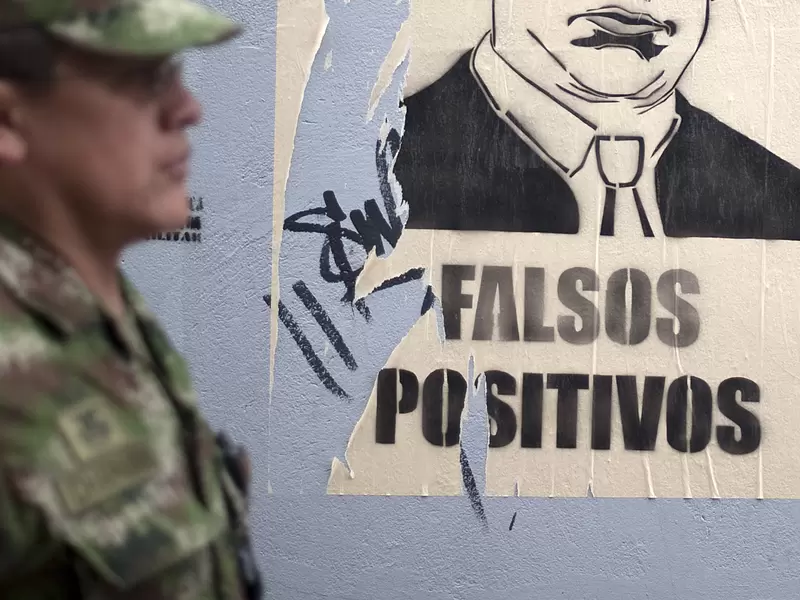 Cartel que advierte de falsos positivos en Colombia.