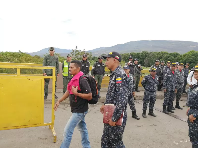 Primer colombiano deportado desde Venezuela cruzando el puente internacional Simón Bolívar