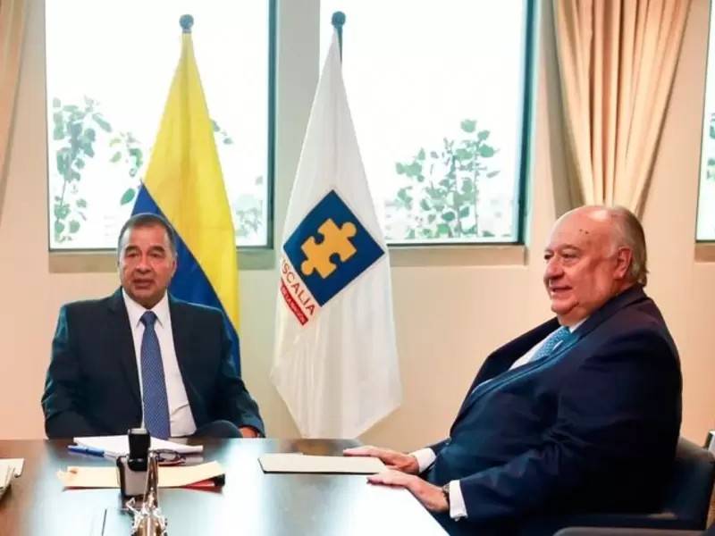 Embajador Humberto Calderón (d) se reunió con el fiscal (e) Fabio Espitia.