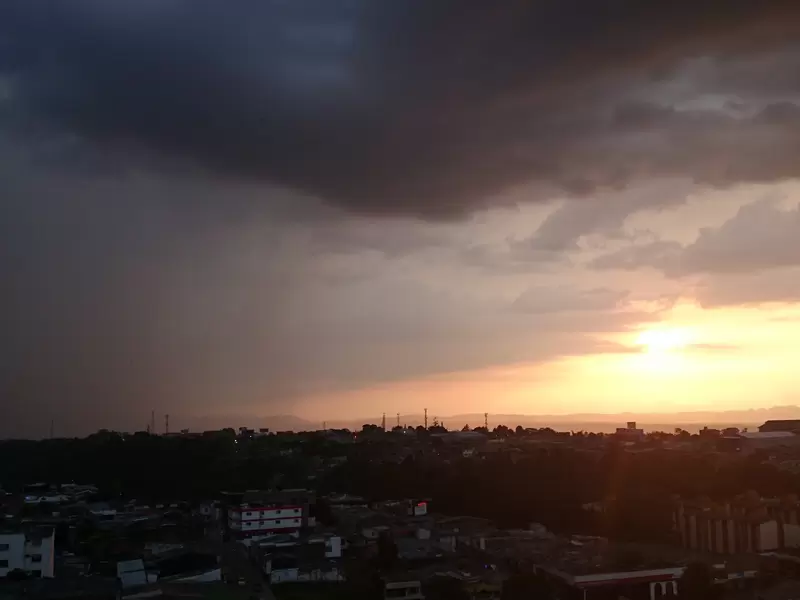 Durante mucho tiempo se ha pensado que la carga eléctrica modifica la forma en que las gotas de agua en las nubes colisionan y se combinan.