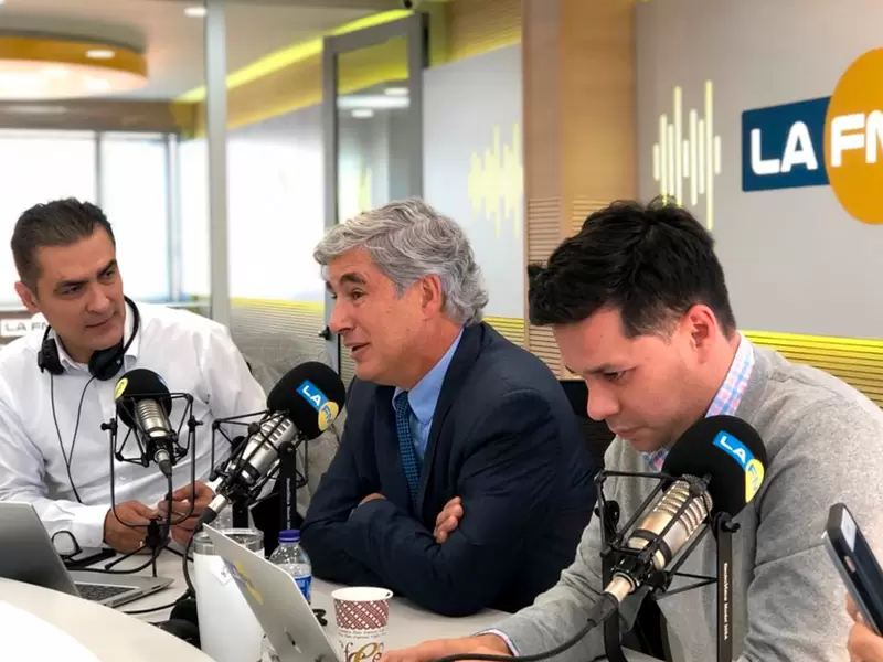 William Calderón, Juan Pablo Uribe y Luis Carlos Vélez en la mesa de trabajo de LA FM