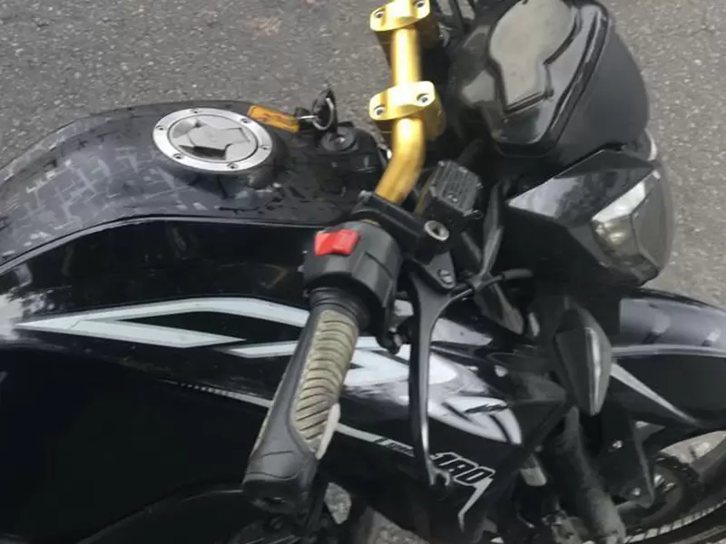 Moto Abordaron a mujer para robarla, pero ella terminó llevándoseles la moto