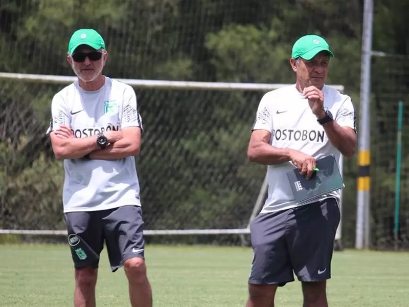 Juan Carlos Osorio, técnico de Nacional, junto a Pompilio Páez