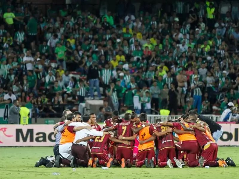 Deportes Tolima enfrentando a Atlético Nacional en el Atanasio Girardot