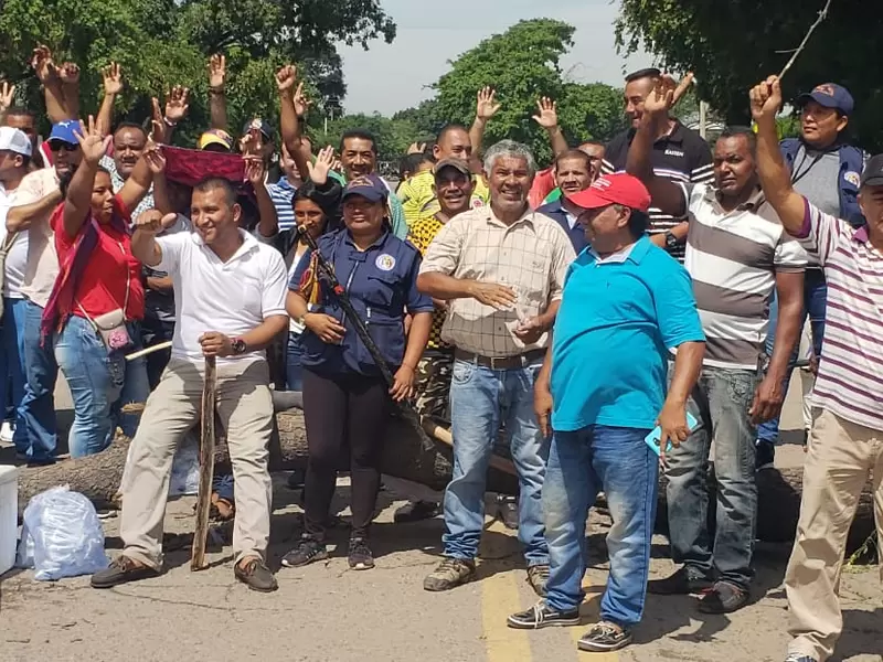 Transportistas y familiares de víctimas de las vías salieron al bloqueo