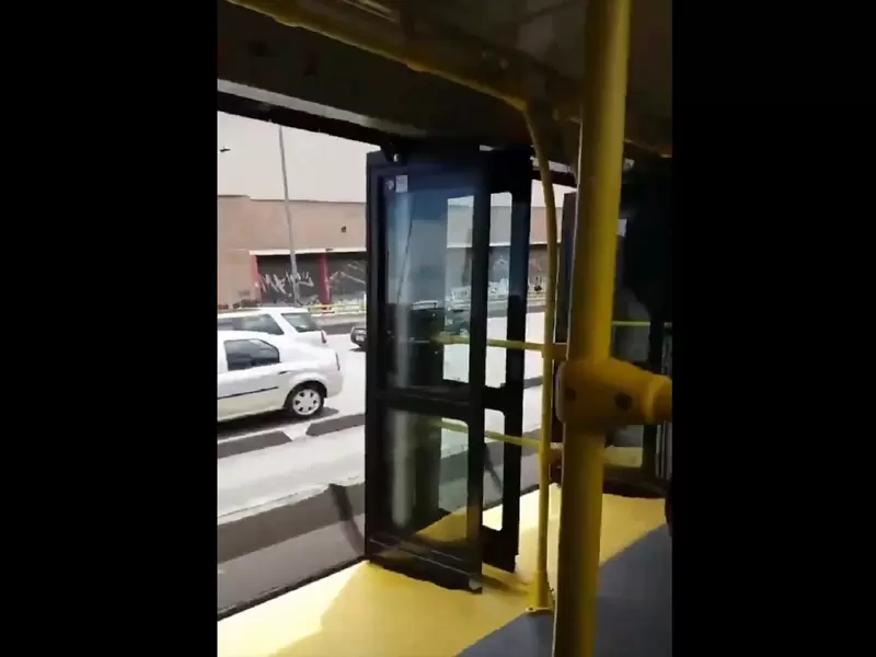 Transmilenio nuevo con puertas abiertas