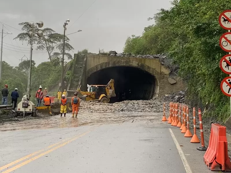 La Vía al Llano permanece afectada en los kilómetros 57 y 58 + 500.