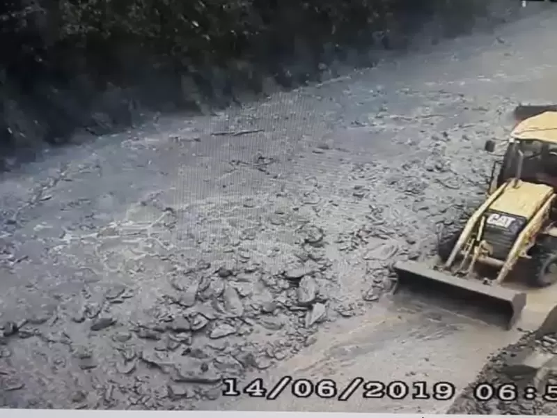 Taponamiento de la vía al Llano en el Km 58