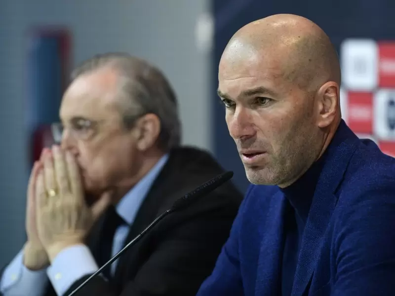 Florentino Pérez junto a Zinedine Zidane en sala de prensa del Real Madrid
