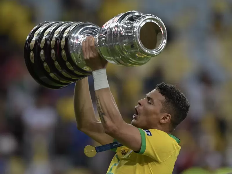 Thiago Silva levantando la Copa América 2019 Thiago Silva levantando la Copa América 2019