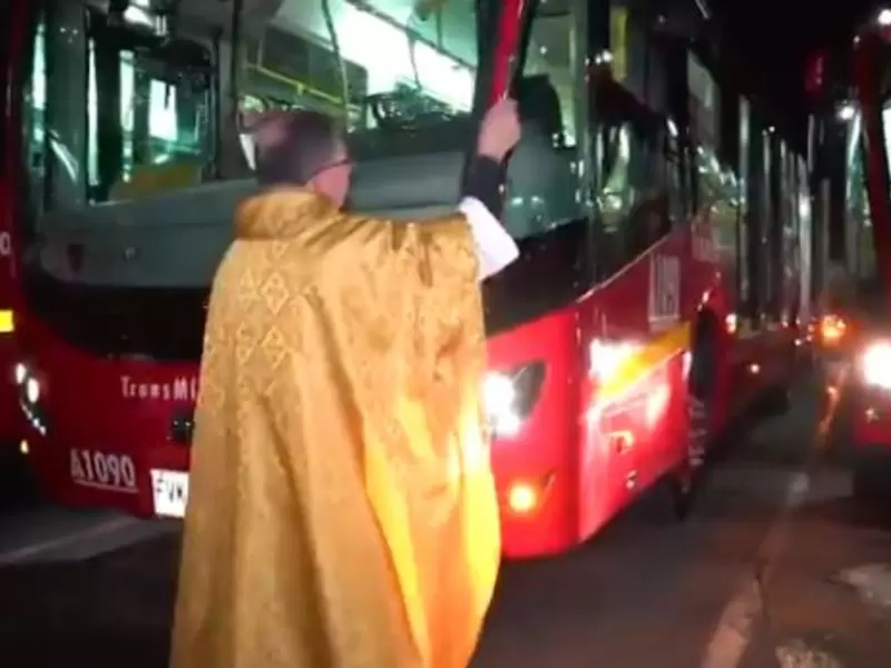 'Bendicen' los nuevos buses de Transmilenio, en Bogotá
