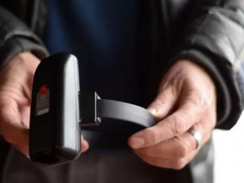 Algunos detenidos con domiciliaria tienen brazalete.