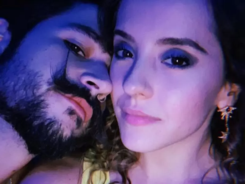 Camilo compartió un gracioso video de su novia lanzándose a una piscina con un flotador en forma de unicornio.