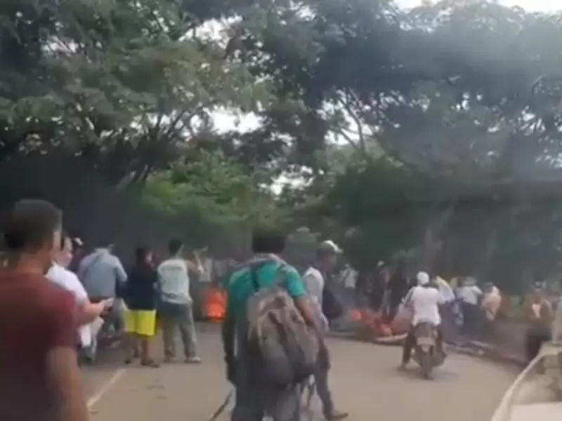 El bloqueo se mantiene en protesta a capturas realizadas en las últimas horas por las autoridades en la zona.